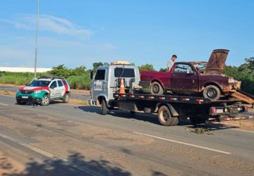 Motorista fica ferido após capô do carro abrir e veículo colidir contra poste em VG-MT