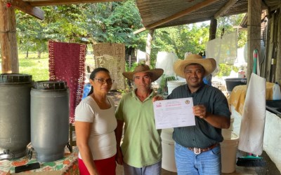 Prefeitura de Poconé - MT entrega Alvará Sanitário a produtor rural