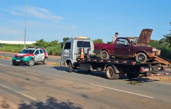 Motorista fica ferido após capô do carro abrir e veículo colidir contra poste em VG-MT