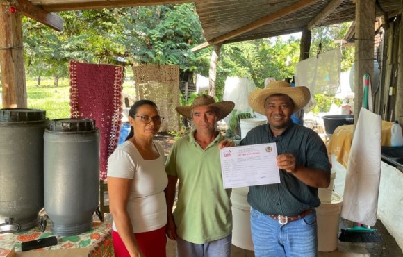 Prefeitura de Poconé - MT entrega Alvará Sanitário a produtor rural